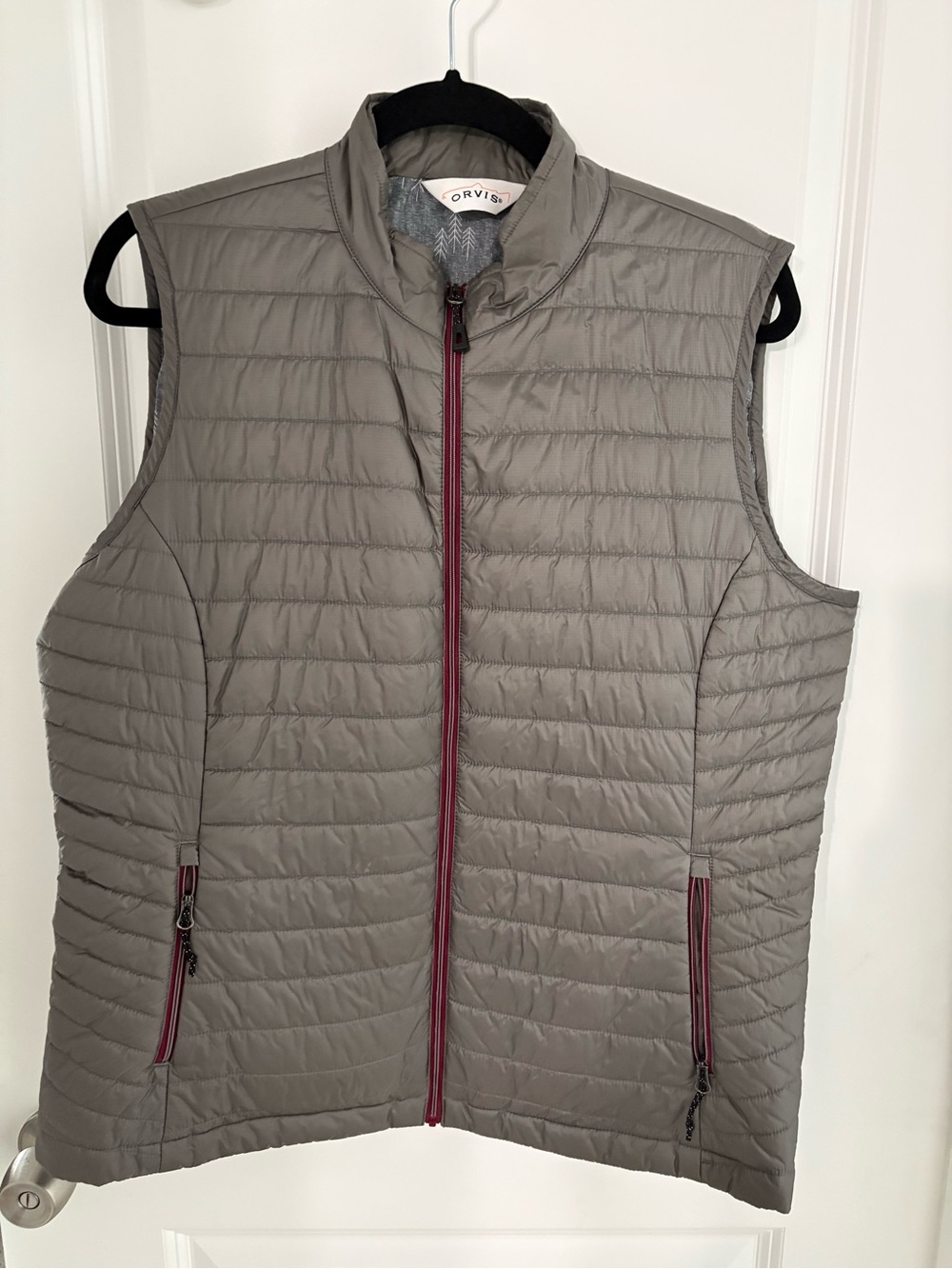 Orvis Quilted Women’s Vest in Gray with Burgundy Zippers Size Large